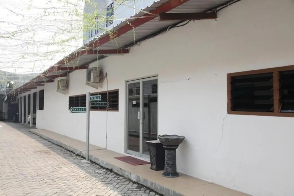 Reddoorz Plus Near Galaxy Mall-1