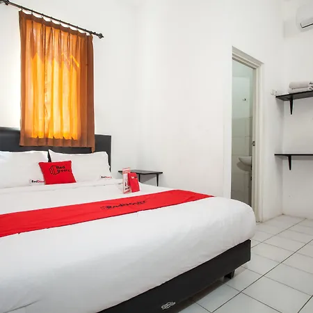 Reddoorz Plus Near Galaxy Mall-3